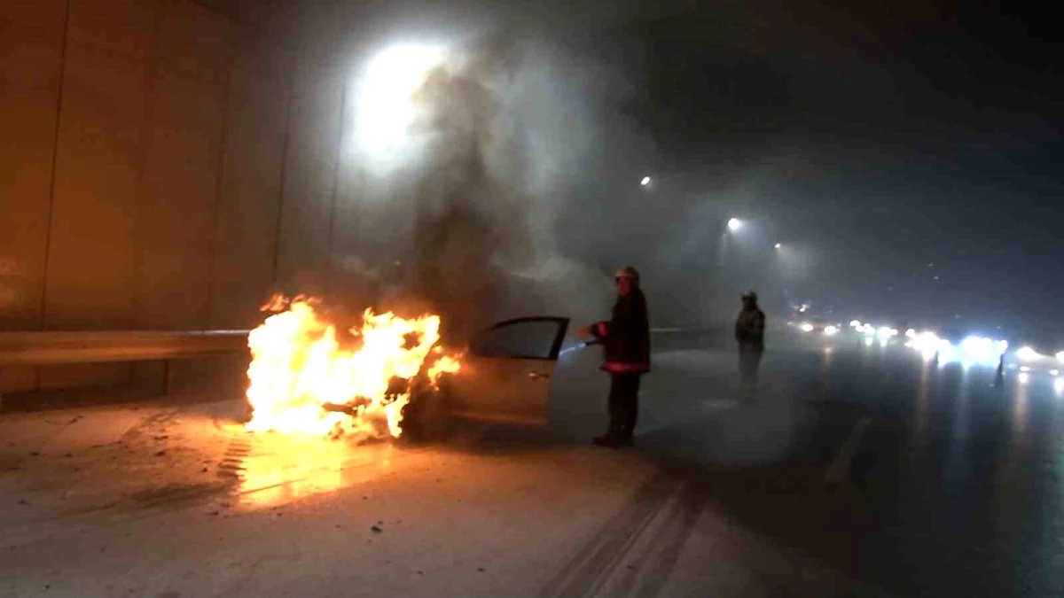 İstanbul’da seyir halindeyken alevlere teslim olan araba kullanılamaz hale geldi