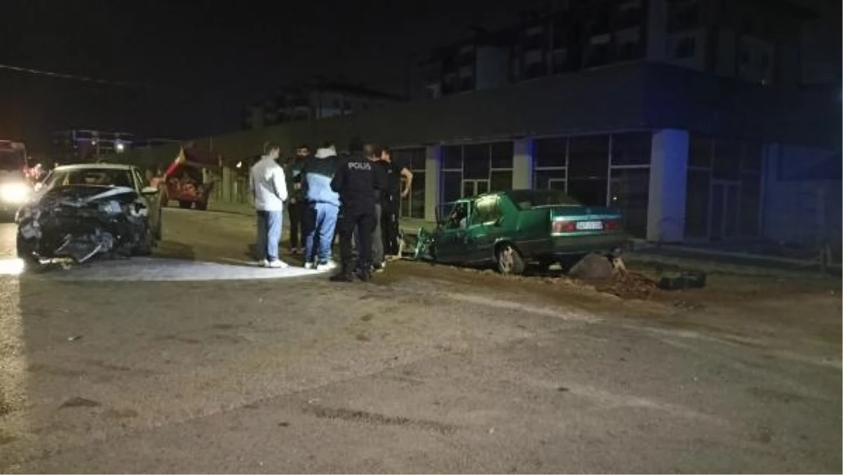 Kartepe’de baş başa çarpışan arabalarda 3 kişi yaralandı