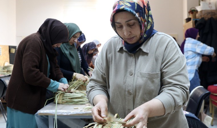 Kuş cennetinde hasat ediliyor! 20 bayanın elinde sanat esirine dönüşüyorlar