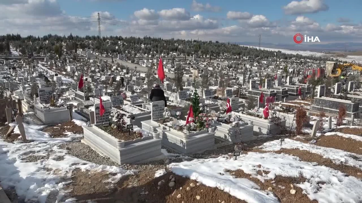 Sarsıntıda oğlu, gelini ile torunlarını kaybeden yaşlı bayan mezarlıktan ayrılamıyor