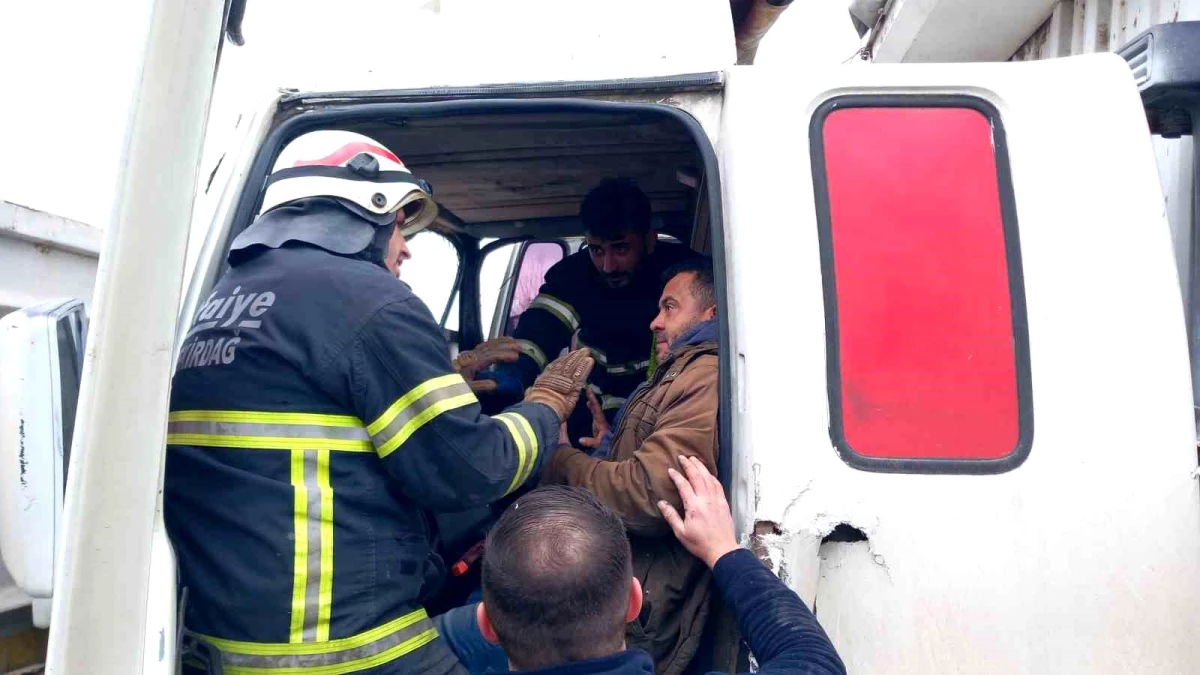 Tekirdağ Çorlu’da Tır ile Kamyon Çarpışması: Kamyon Sürücüsü İtfaiye Tarafından Kurtarıldı