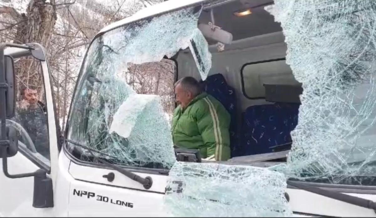 Tunceli’de Dağdan Kopan Kaya Kesimi Kamyonete Girdi: 1 Meyyit