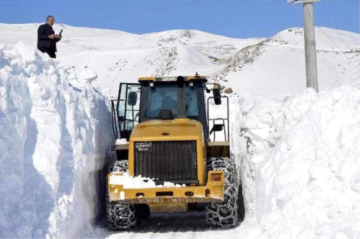 Van’ın Erciş ilçesinde tipide kapanan yol açıldı, içme suyu şebekesi onarılıyor