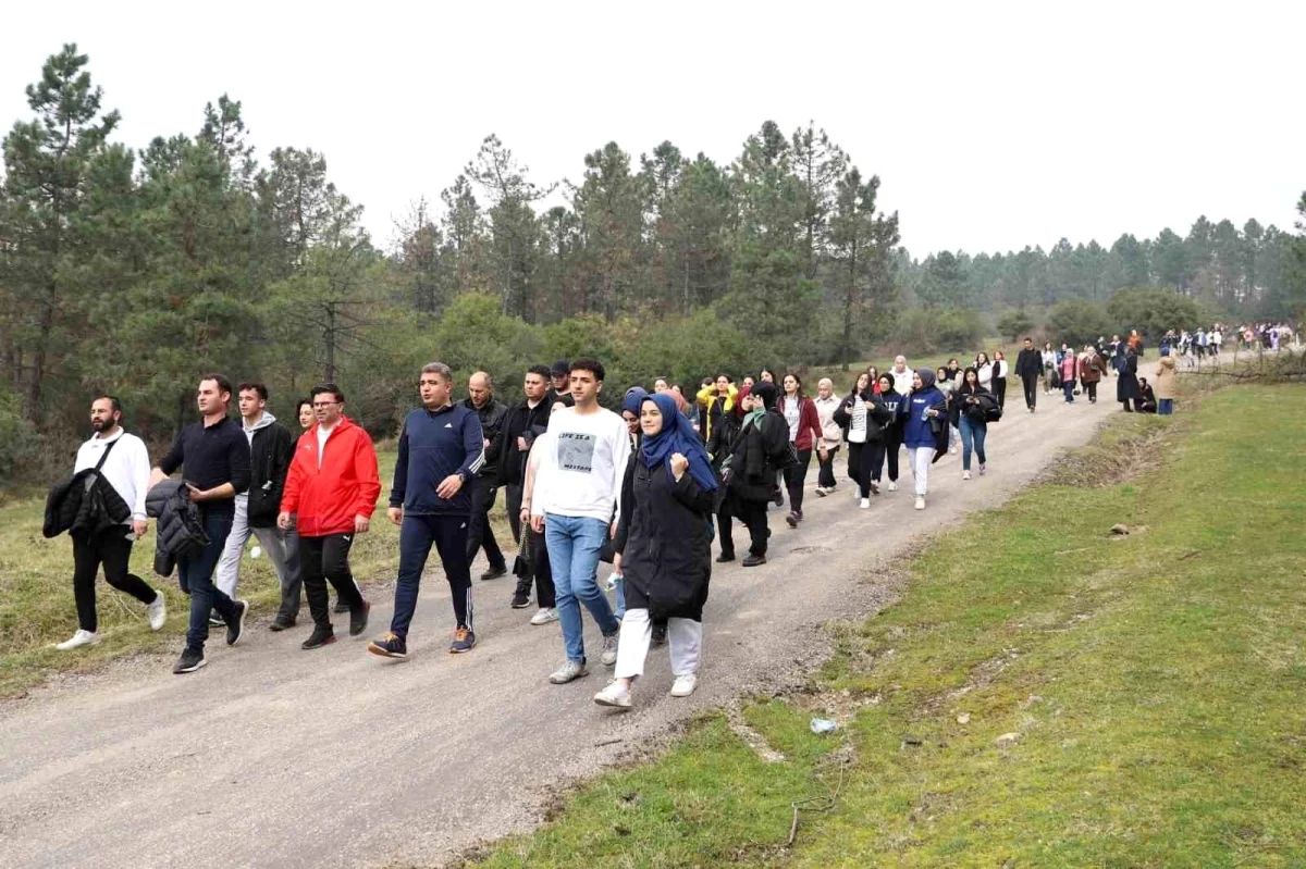 Düzce Gençlik ve Spor Müdürlüğü tarafından düzenlenen yürüyüşe Vali Aslan da katıldı