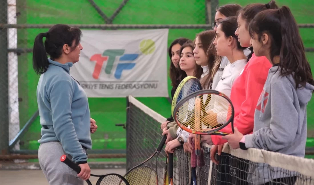 Hakkari'nin birinci bayan tenis