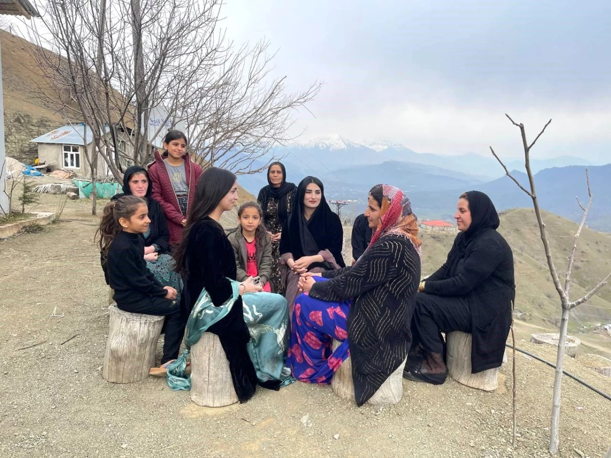 Hakkari’nin Derecik ilçesinde bir bayan muhtar adayı toplumsal medyada ilgi gördü