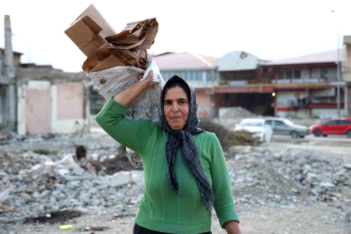 Hatay’da fedakar anne çocuklarını okutmak için karton ve plastik topluyor