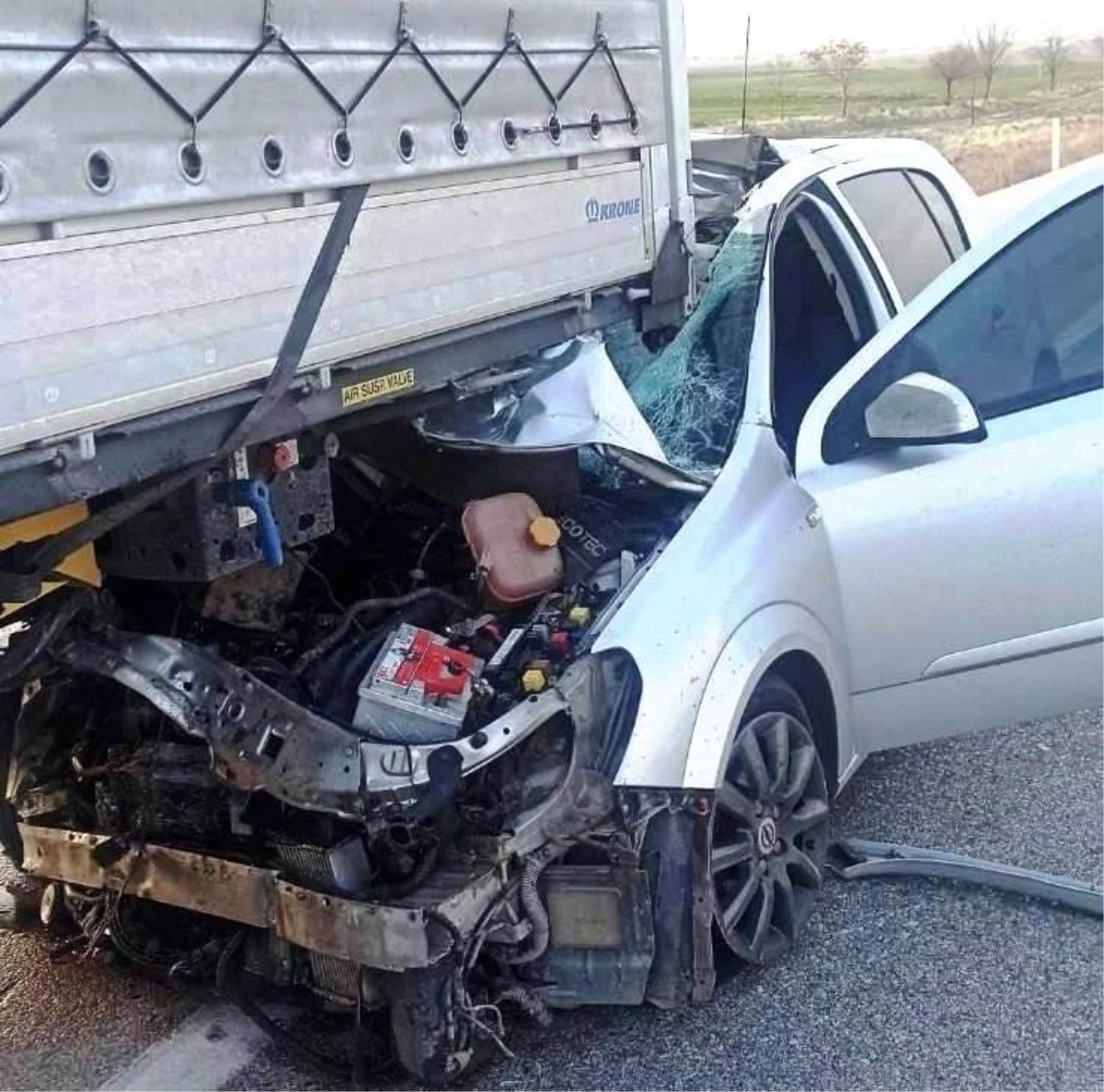 Konya’da Tırın Dorsesine Geriden Çarpan Araba Şoförü Ağır Yaralandı