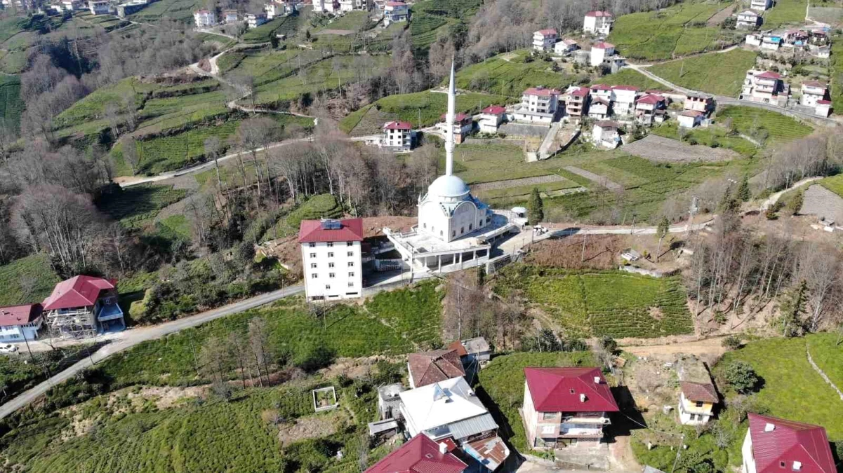 Rize’de Cami ve Kurs Binasının Altından Geçen Yol Vatandaşlara Ulaşım Sağlıyor