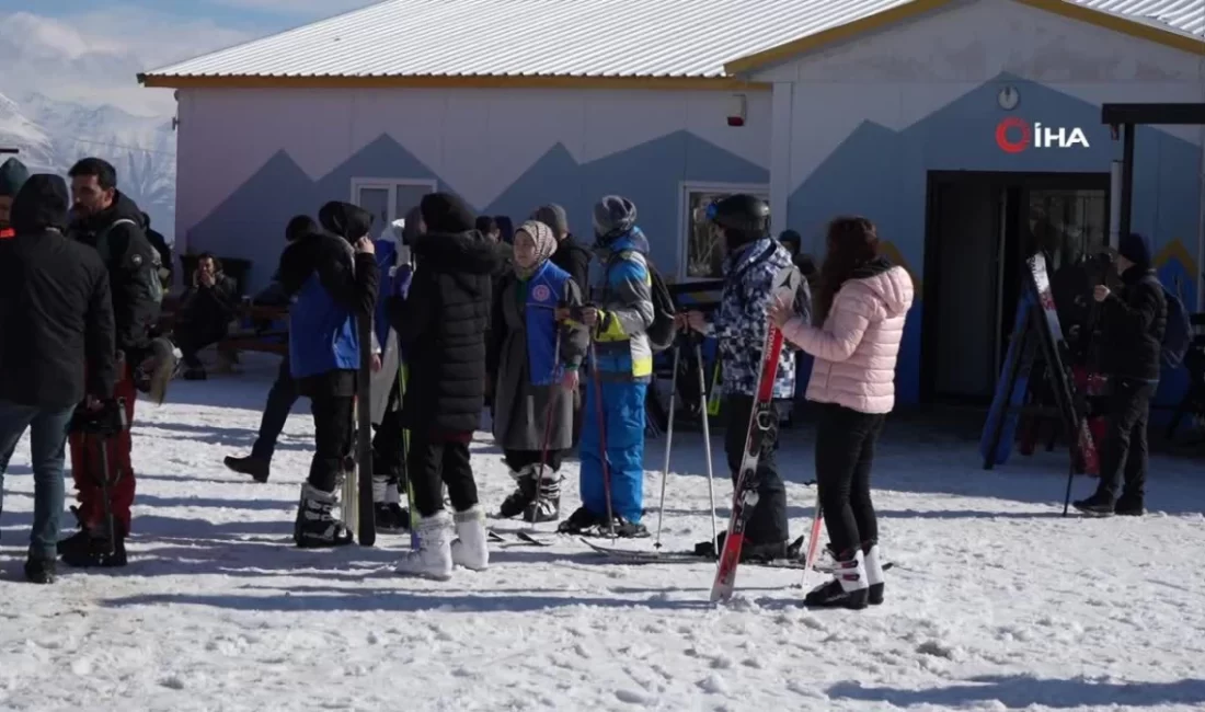 Üniversite öğrencileri birinci kayak